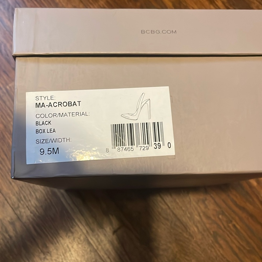Woman bcbgmaxazria shoe size 9  1/2